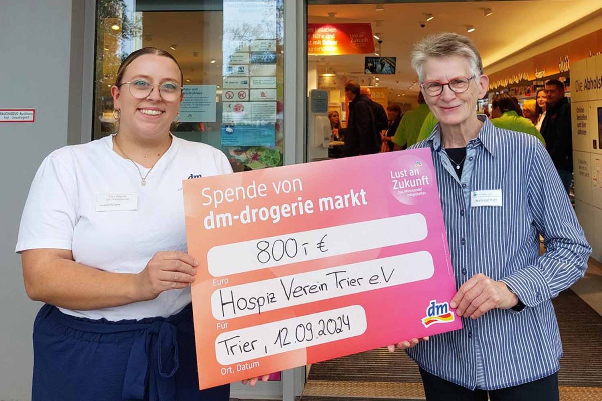 Hospiz-Verein-Trier-bei der dm-Spendenübergabe-Waltraud-Stahl